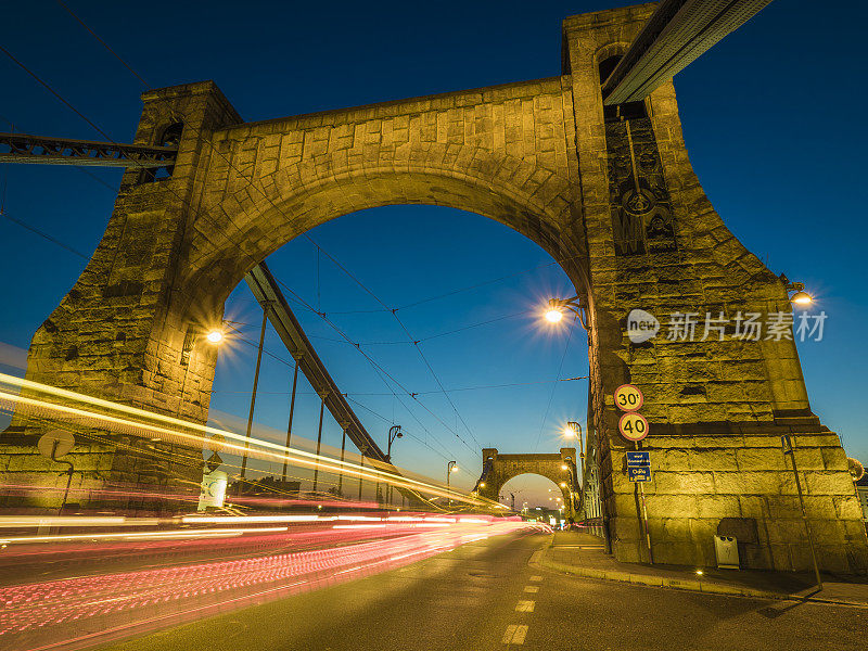 弗罗茨瓦夫(Wroclaw)格伦瓦尔德兹基桥(Grunwaldzki Bridge)的夜间交通